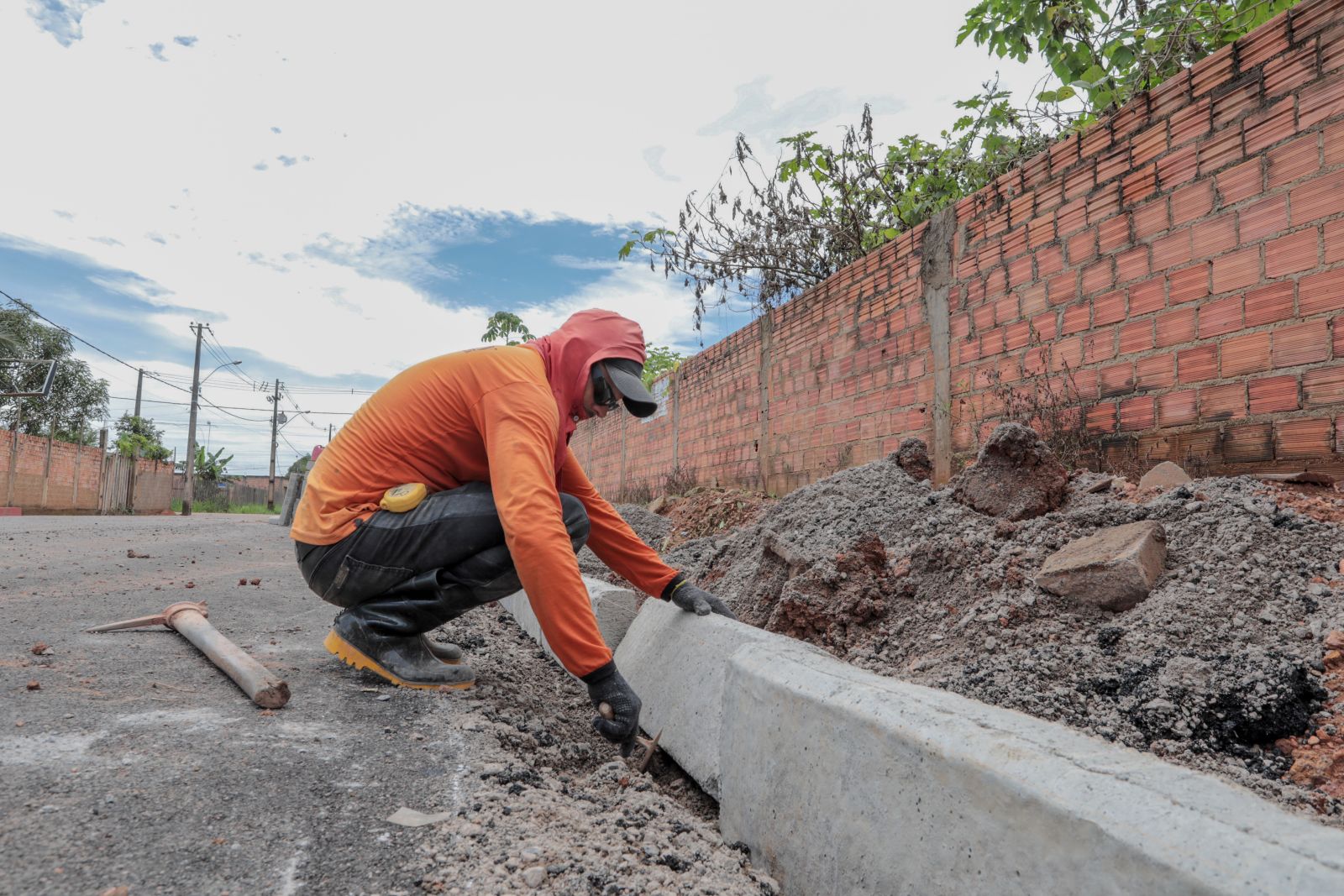 Construção de meio-fio é realizada após o asfalto